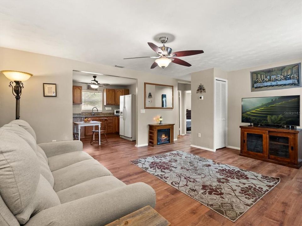 Active With Contract: $220,000 (2 beds, 1 baths, 828 Square Feet)