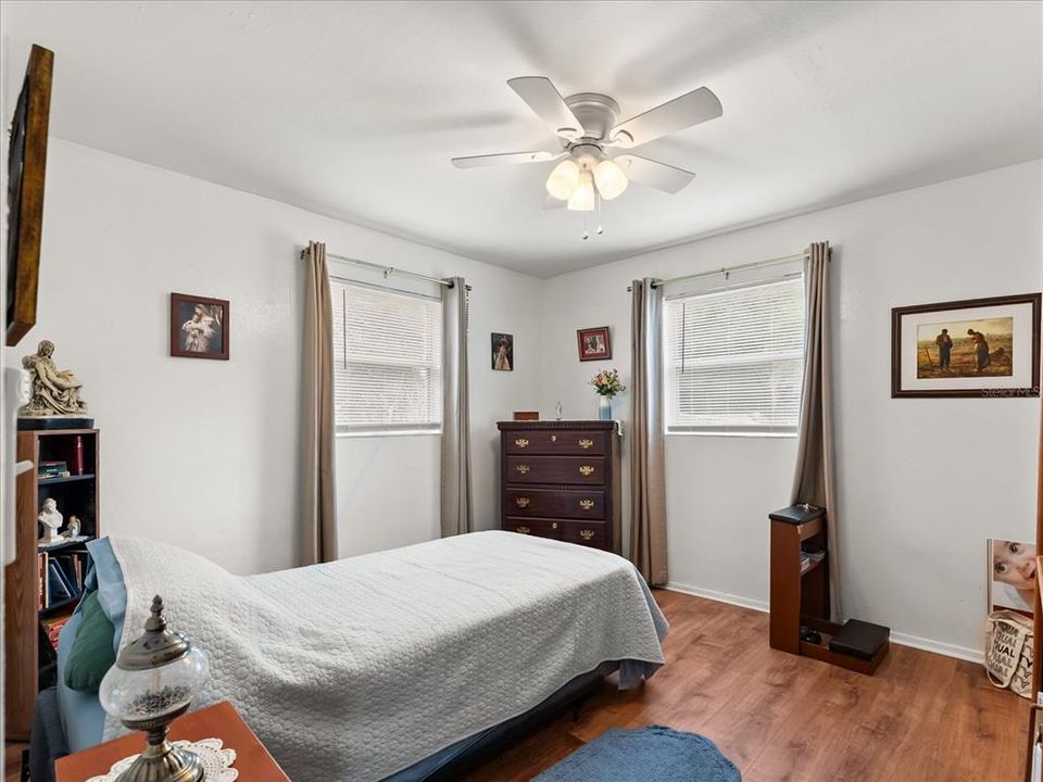 Active With Contract: $220,000 (2 beds, 1 baths, 828 Square Feet)