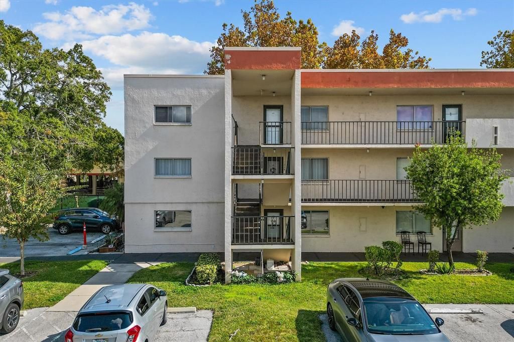 For Sale: $99,000 (2 beds, 2 baths, 928 Square Feet)