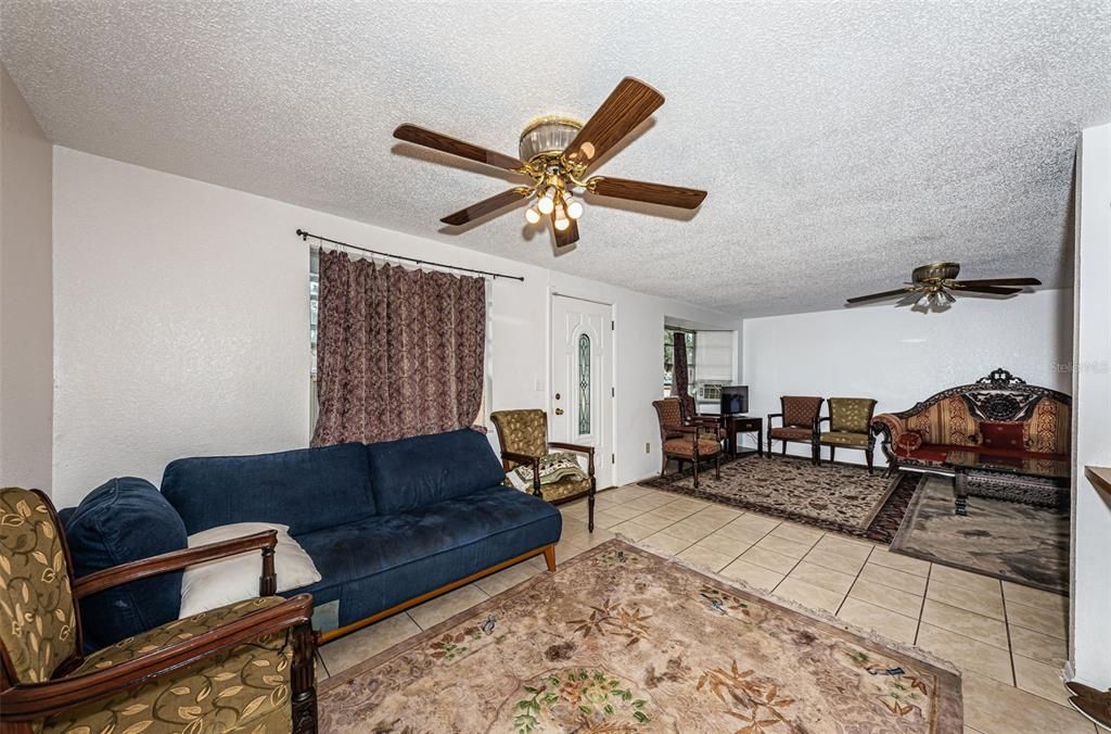 待售: $325,000 (4 贝兹, 2 浴室, 1512 平方英尺)