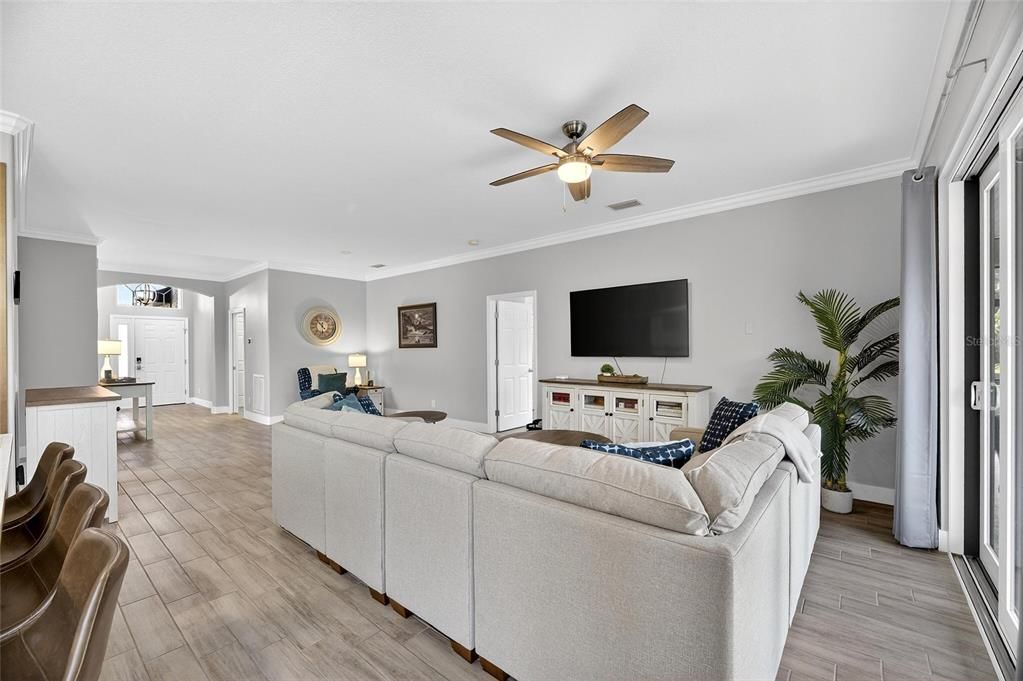 合同活跃: $469,000 (2 贝兹, 2 浴室, 1941 平方英尺)