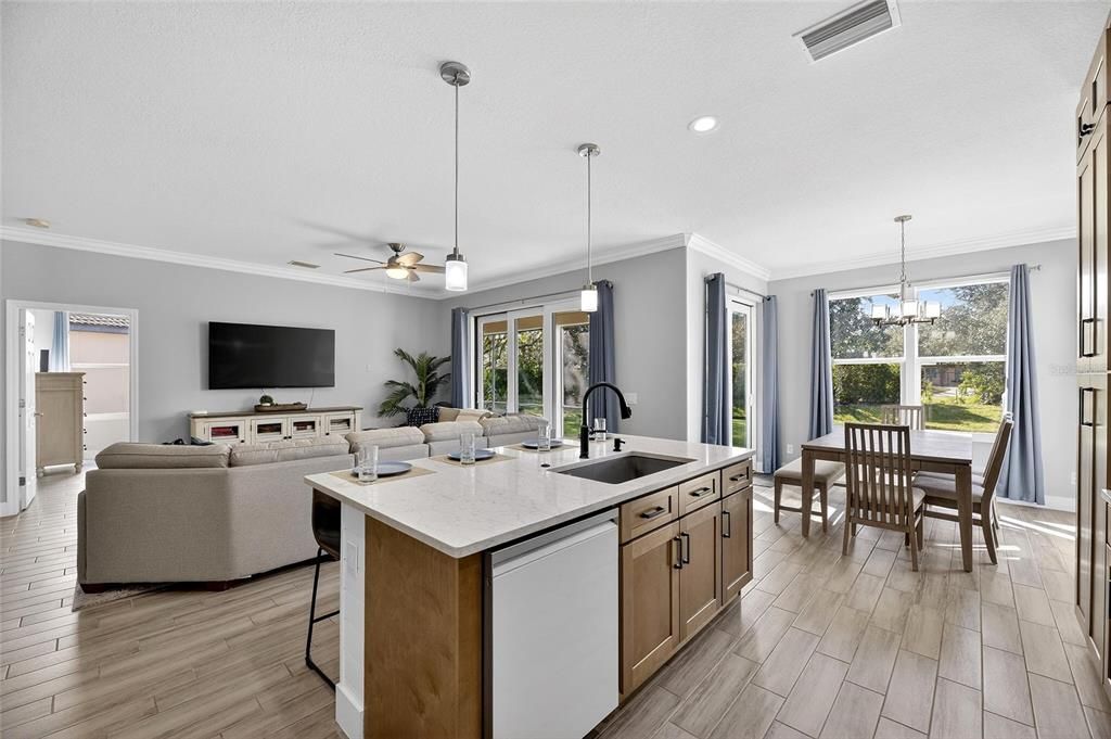 合同活跃: $469,000 (2 贝兹, 2 浴室, 1941 平方英尺)