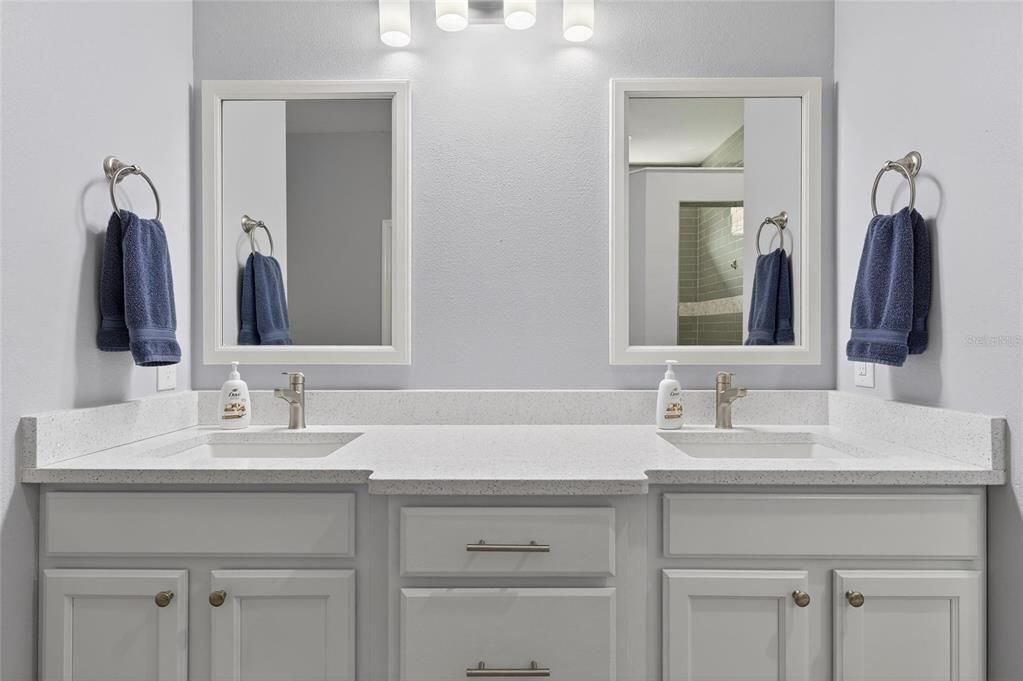 合同活跃: $469,000 (2 贝兹, 2 浴室, 1941 平方英尺)