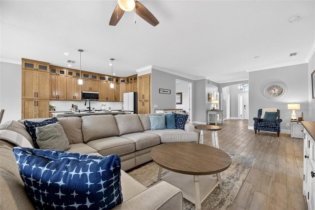 合同活跃: $469,000 (2 贝兹, 2 浴室, 1941 平方英尺)