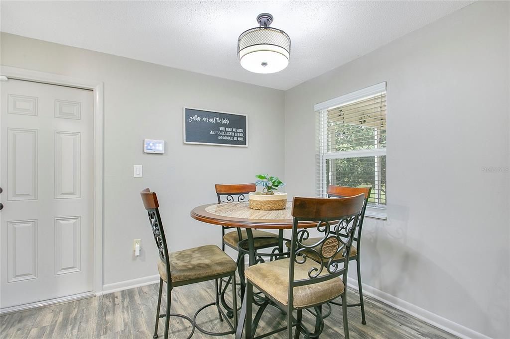 На продажу: $570,000 (4 спален, 2 ванн, 2400 Квадратных фут)