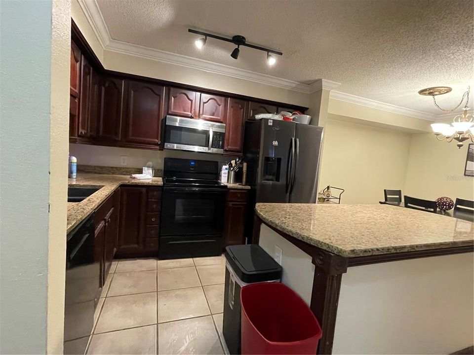 For Rent: $2,100 (3 beds, 2 baths, 1272 Square Feet)