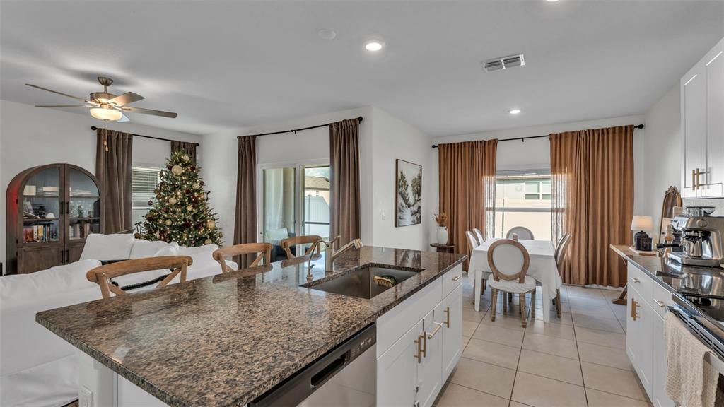 На продажу: $350,000 (4 спален, 2 ванн, 2073 Квадратных фут)