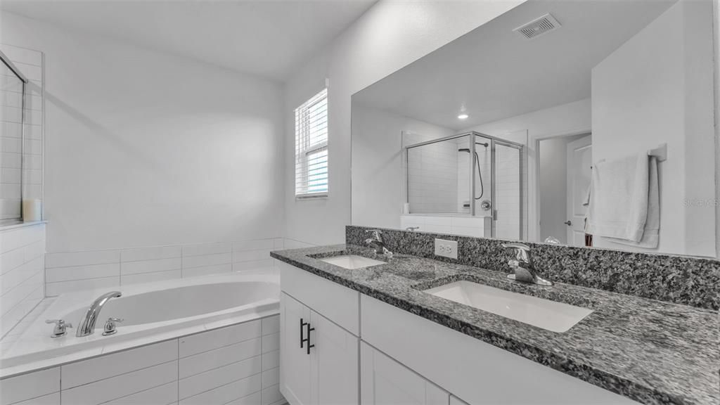 На продажу: $350,000 (4 спален, 2 ванн, 2073 Квадратных фут)