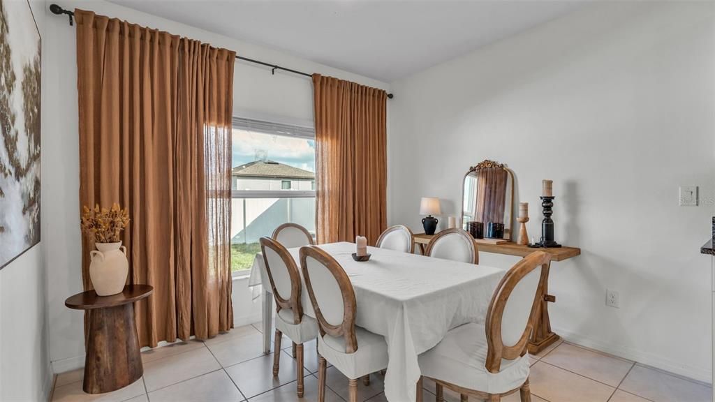 На продажу: $350,000 (4 спален, 2 ванн, 2073 Квадратных фут)