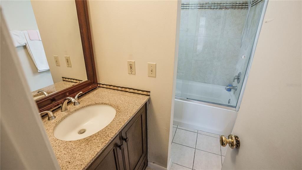 合同活跃: $305,000 (2 贝兹, 1 浴室, 1096 平方英尺)