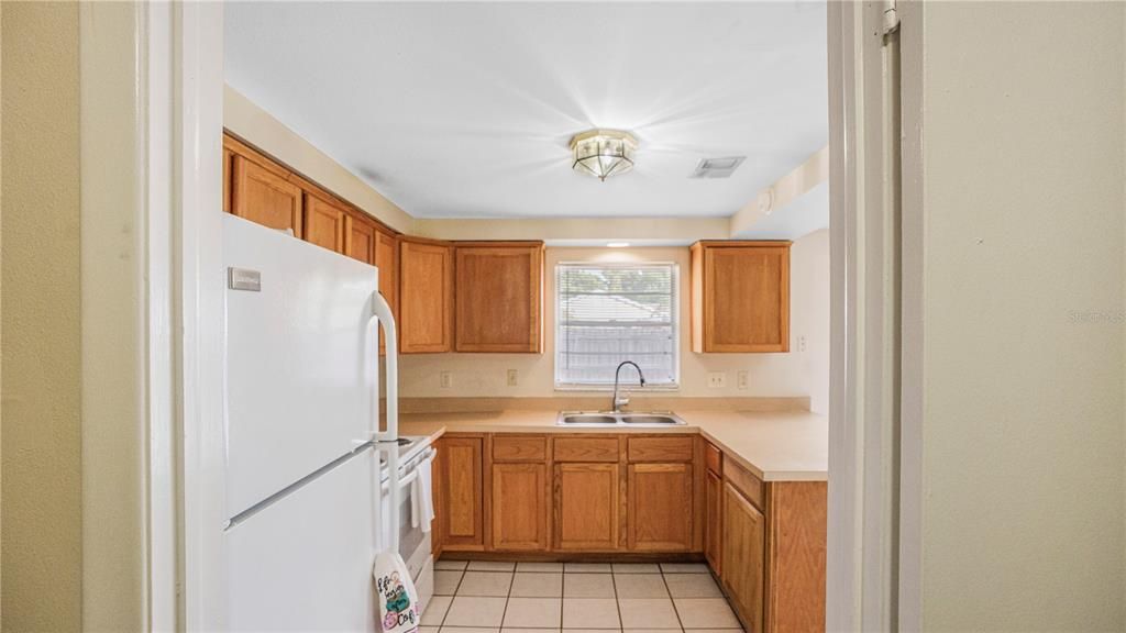 合同活跃: $305,000 (2 贝兹, 1 浴室, 1096 平方英尺)