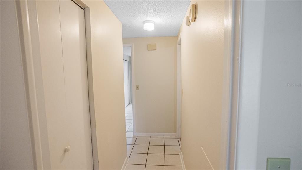 合同活跃: $305,000 (2 贝兹, 1 浴室, 1096 平方英尺)