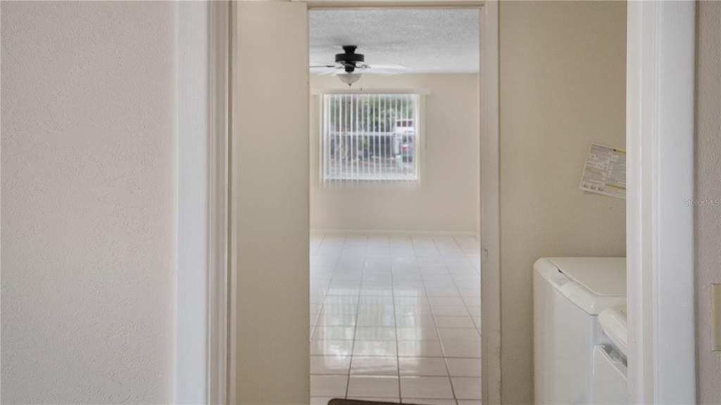 合同活跃: $305,000 (2 贝兹, 1 浴室, 1096 平方英尺)