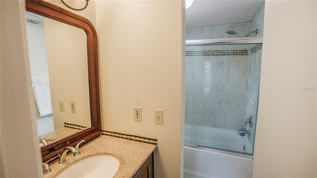 合同活跃: $305,000 (2 贝兹, 1 浴室, 1096 平方英尺)