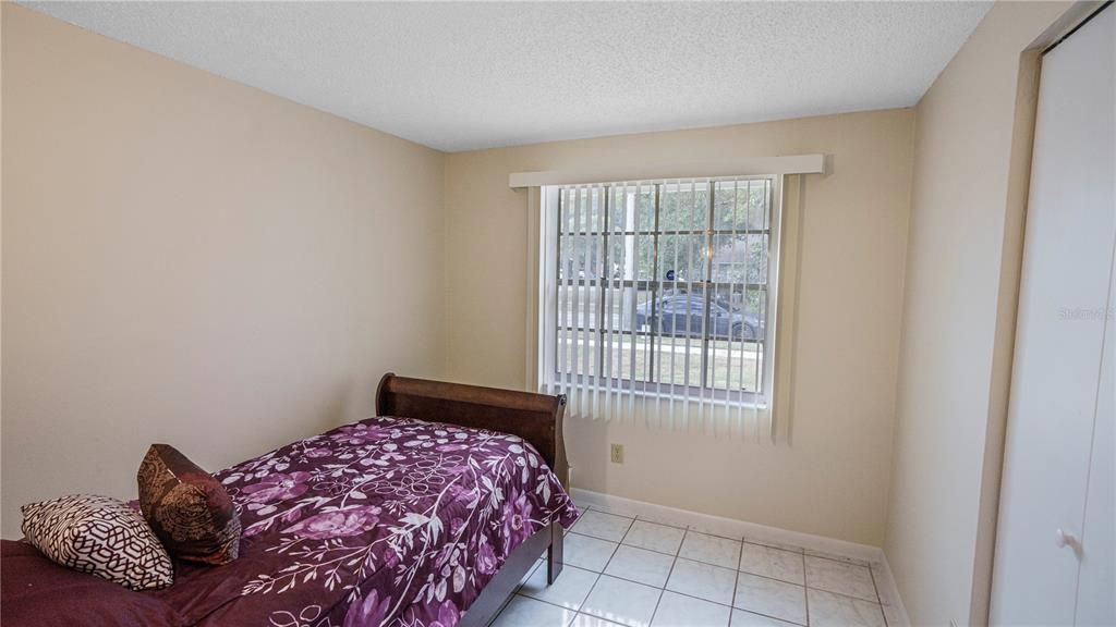 合同活跃: $305,000 (2 贝兹, 1 浴室, 1096 平方英尺)