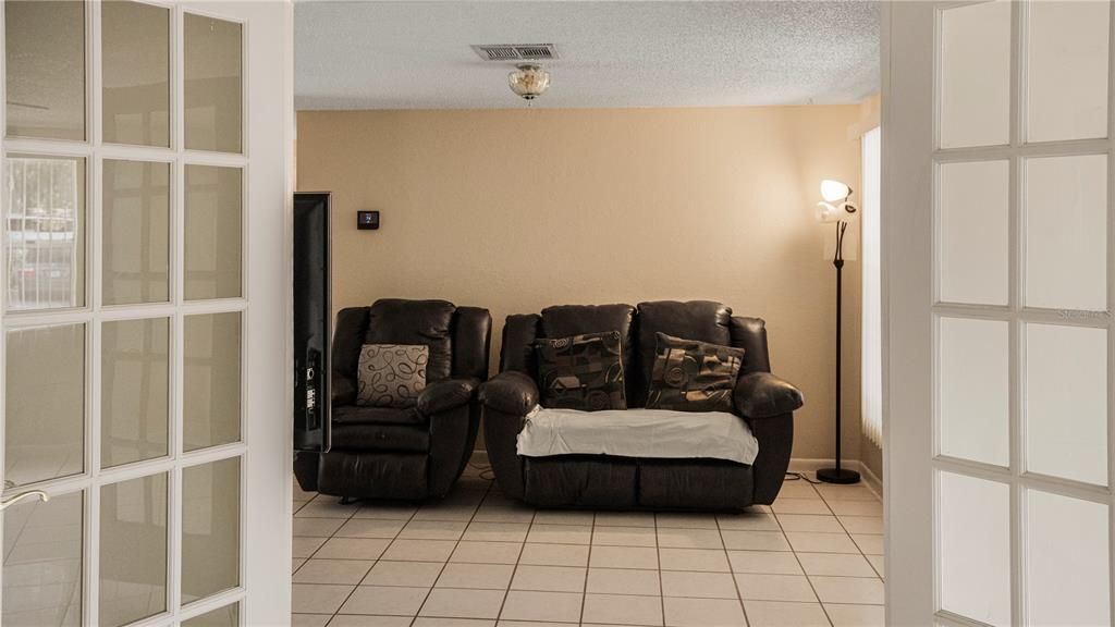 合同活跃: $305,000 (2 贝兹, 1 浴室, 1096 平方英尺)