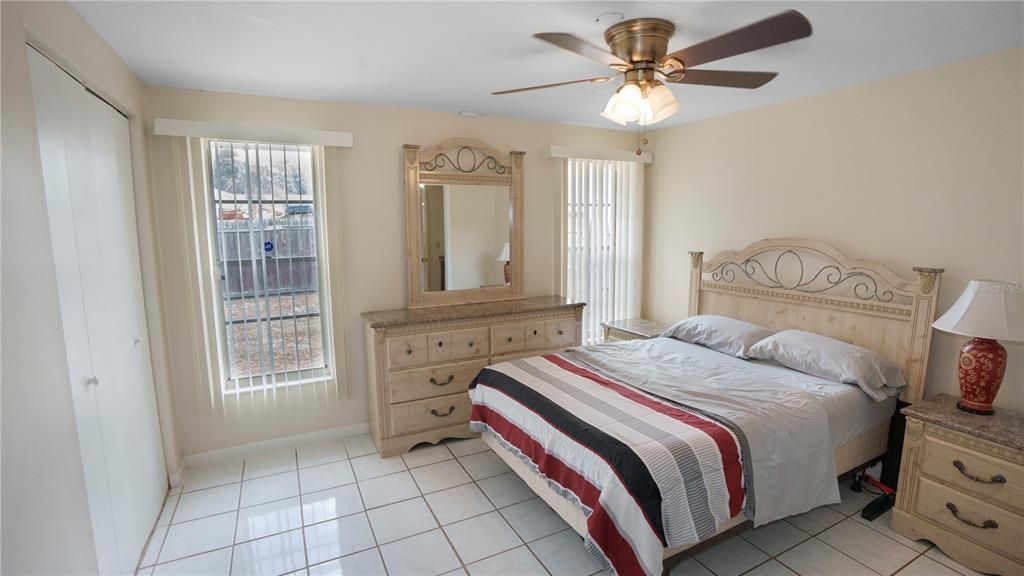 合同活跃: $305,000 (2 贝兹, 1 浴室, 1096 平方英尺)