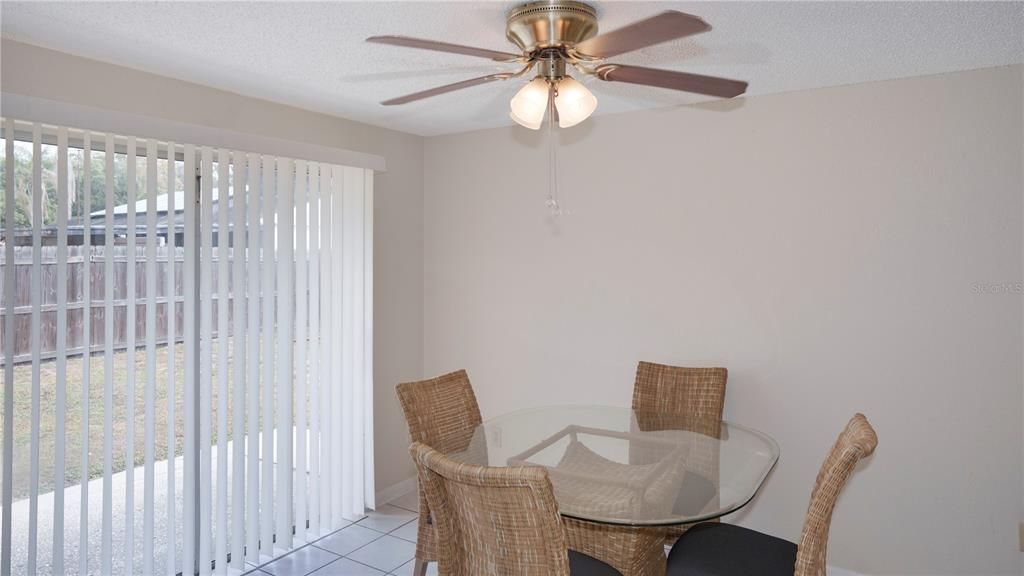 合同活跃: $305,000 (2 贝兹, 1 浴室, 1096 平方英尺)