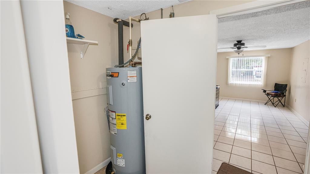 合同活跃: $305,000 (2 贝兹, 1 浴室, 1096 平方英尺)