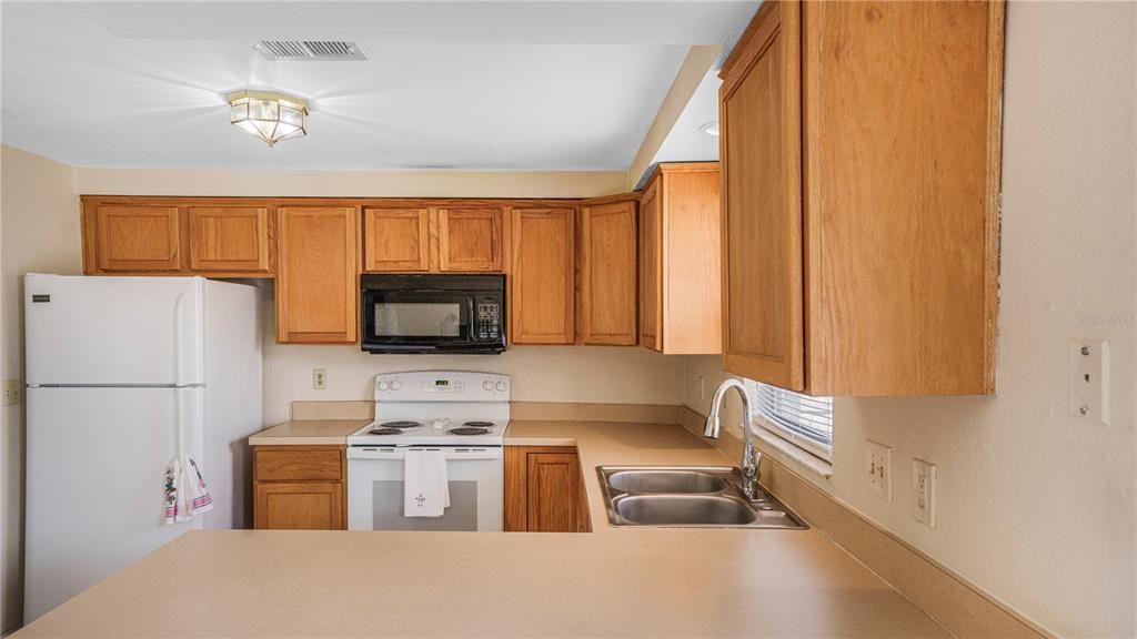 合同活跃: $305,000 (2 贝兹, 1 浴室, 1096 平方英尺)