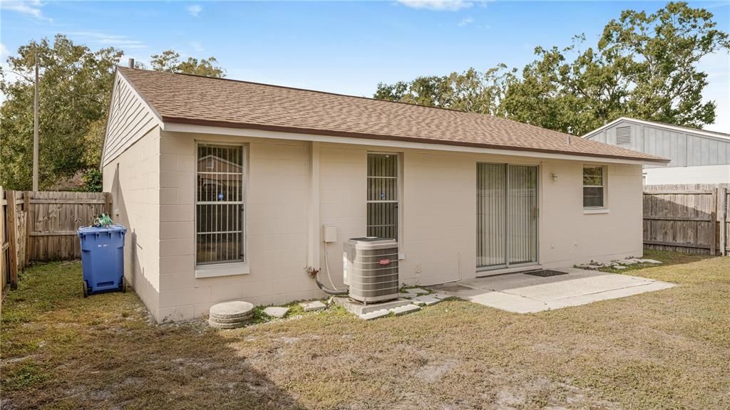 合同活跃: $305,000 (2 贝兹, 1 浴室, 1096 平方英尺)