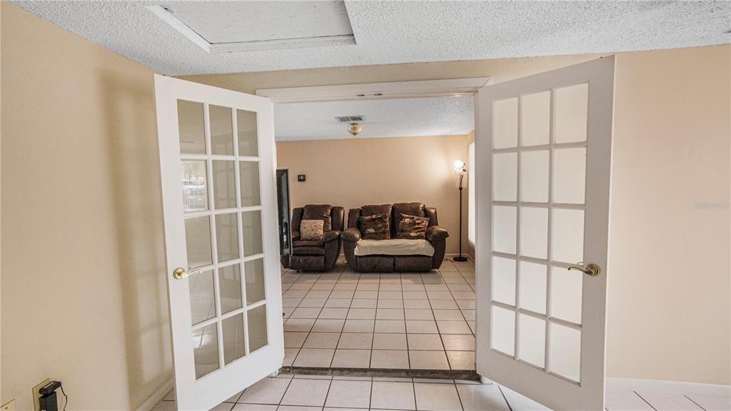 合同活跃: $305,000 (2 贝兹, 1 浴室, 1096 平方英尺)