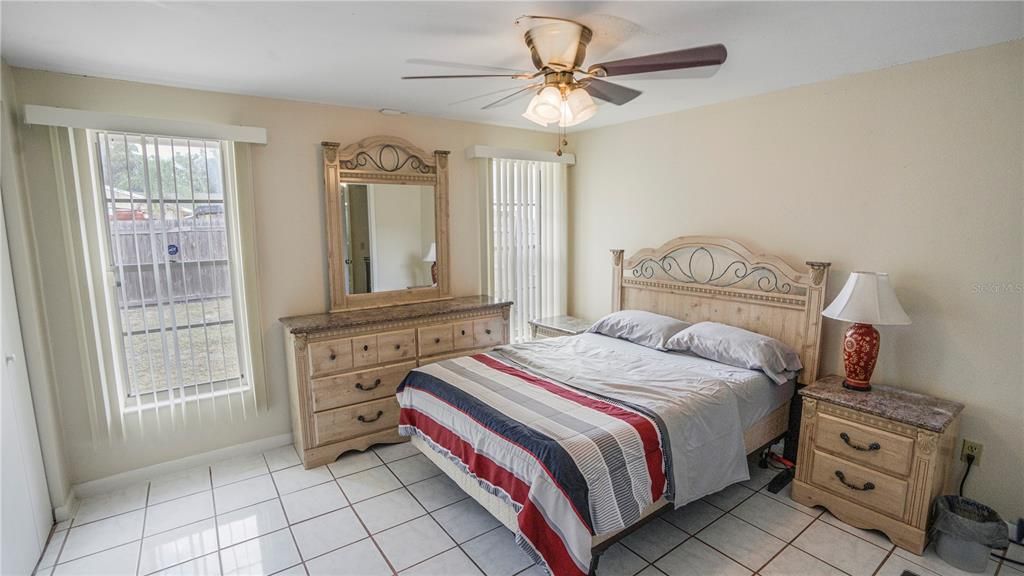 合同活跃: $305,000 (2 贝兹, 1 浴室, 1096 平方英尺)