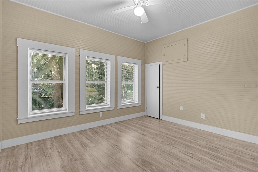 For Sale: $189,990 (3 beds, 1 baths, 1204 Square Feet)