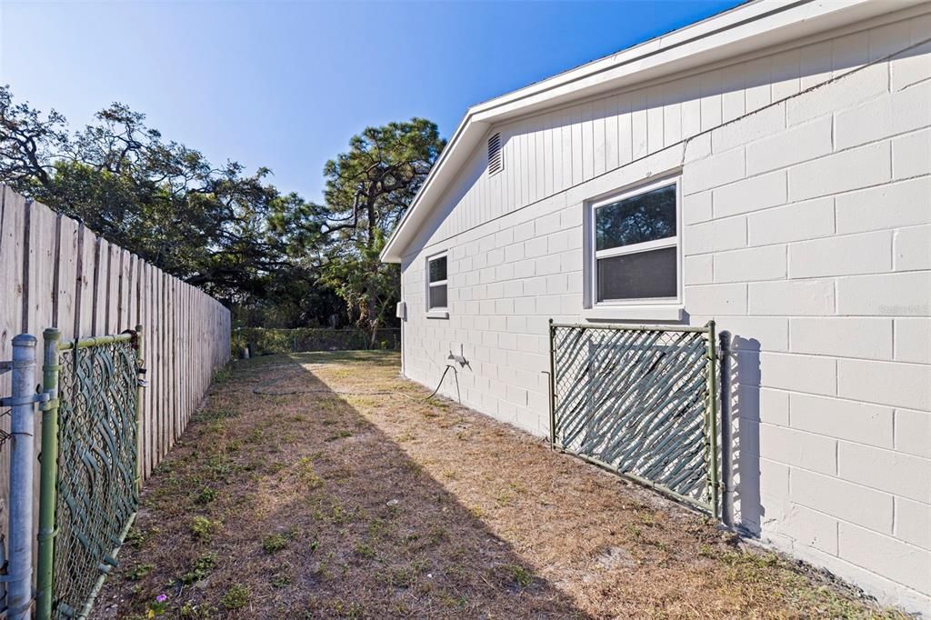 For Sale: $299,900 (3 beds, 1 baths, 946 Square Feet)