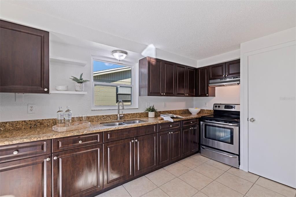 For Sale: $299,900 (3 beds, 1 baths, 946 Square Feet)