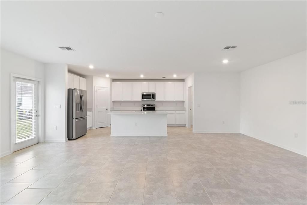 出租: $2,550 (5 贝兹, 2 浴室, 2370 平方英尺)