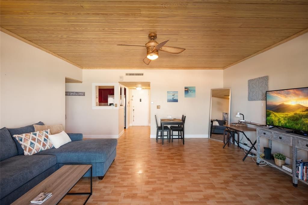 待售: $464,900 (1 贝兹, 1 浴室, 707 平方英尺)