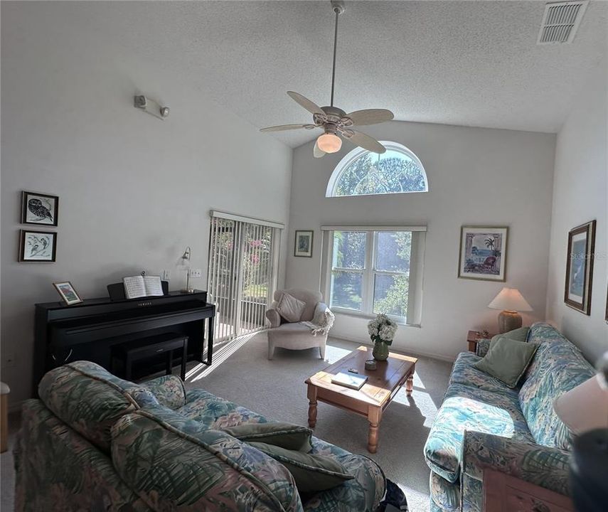 На продажу: $334,900 (4 спален, 2 ванн, 1642 Квадратных фут)