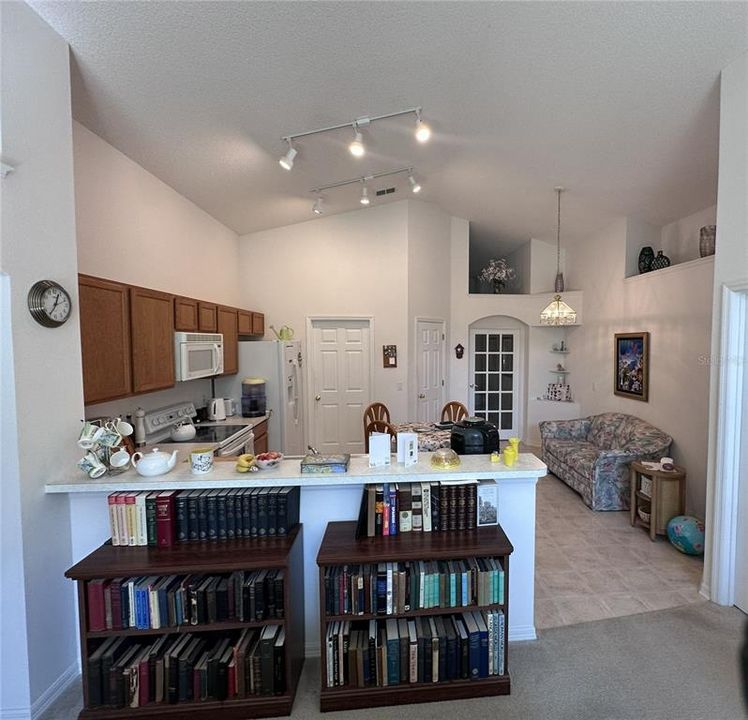 На продажу: $334,900 (4 спален, 2 ванн, 1642 Квадратных фут)