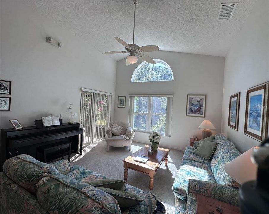 На продажу: $334,900 (4 спален, 2 ванн, 1642 Квадратных фут)