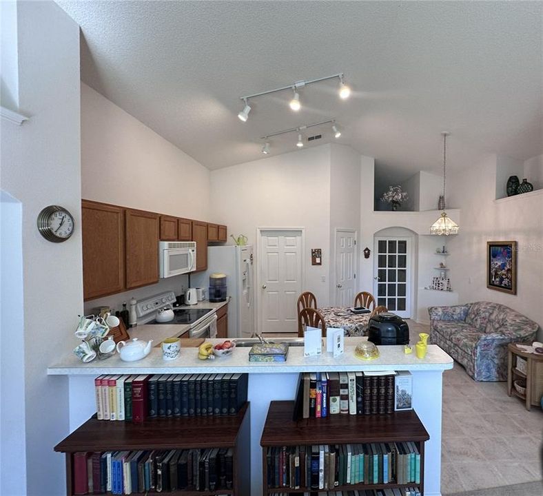 На продажу: $334,900 (4 спален, 2 ванн, 1642 Квадратных фут)