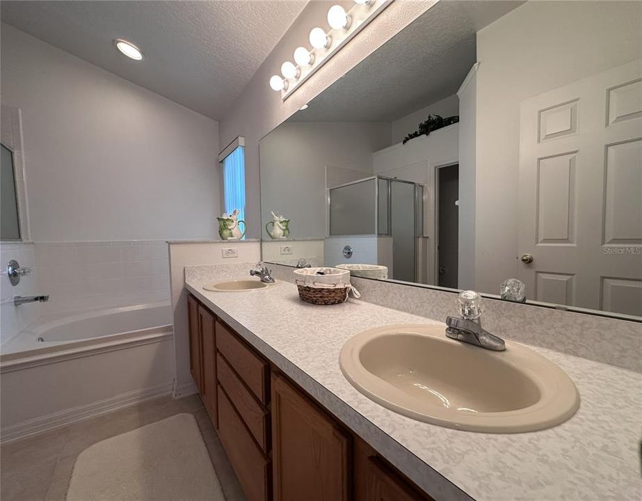 На продажу: $334,900 (4 спален, 2 ванн, 1642 Квадратных фут)