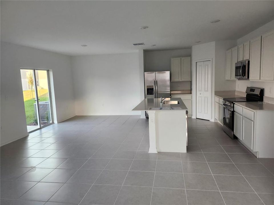 For Rent: $2,100 (4 beds, 2 baths, 1874 Square Feet)