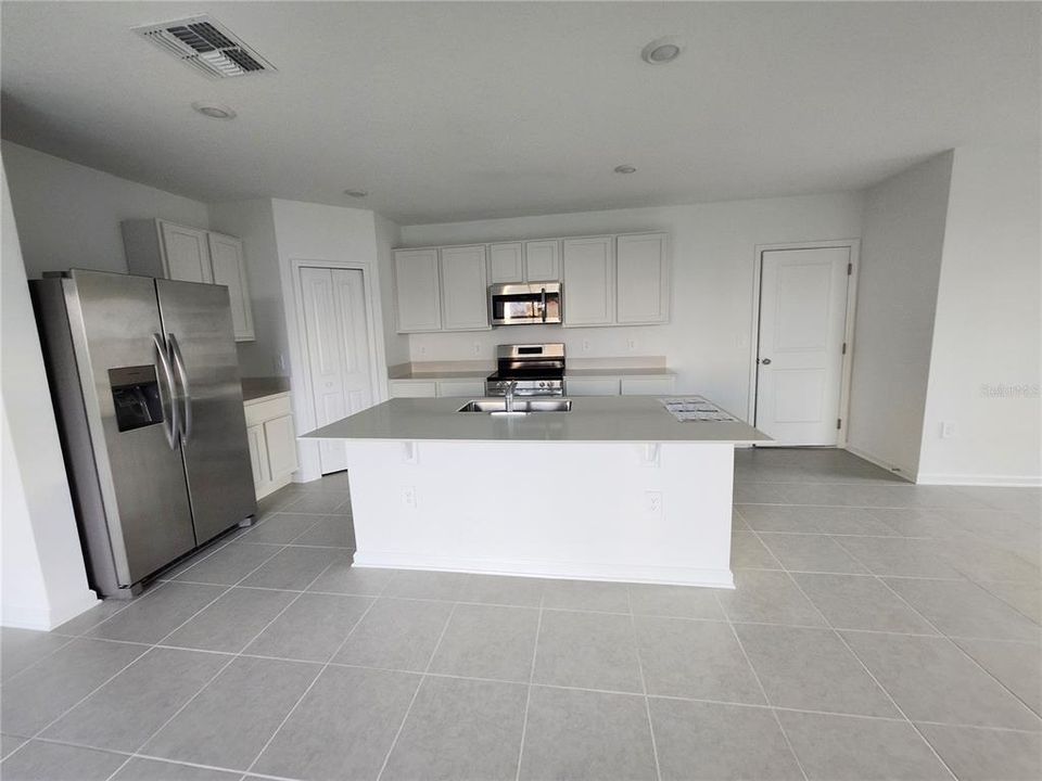 For Rent: $2,100 (4 beds, 2 baths, 1874 Square Feet)