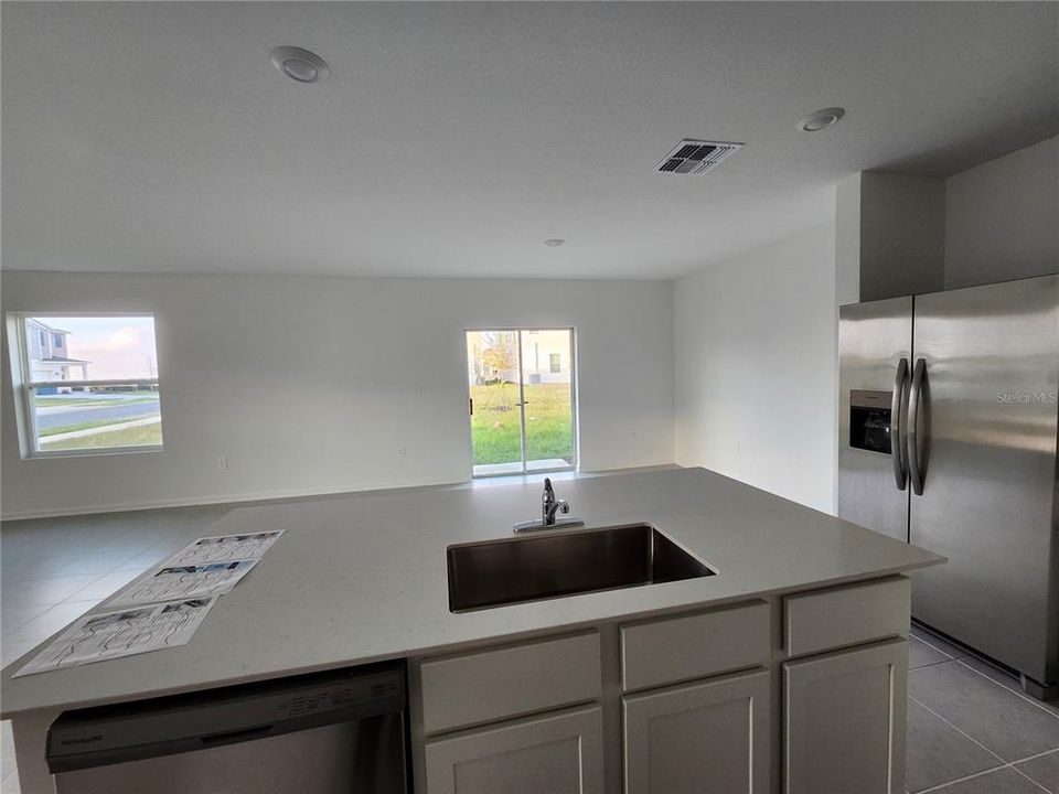 For Rent: $2,100 (4 beds, 2 baths, 1874 Square Feet)