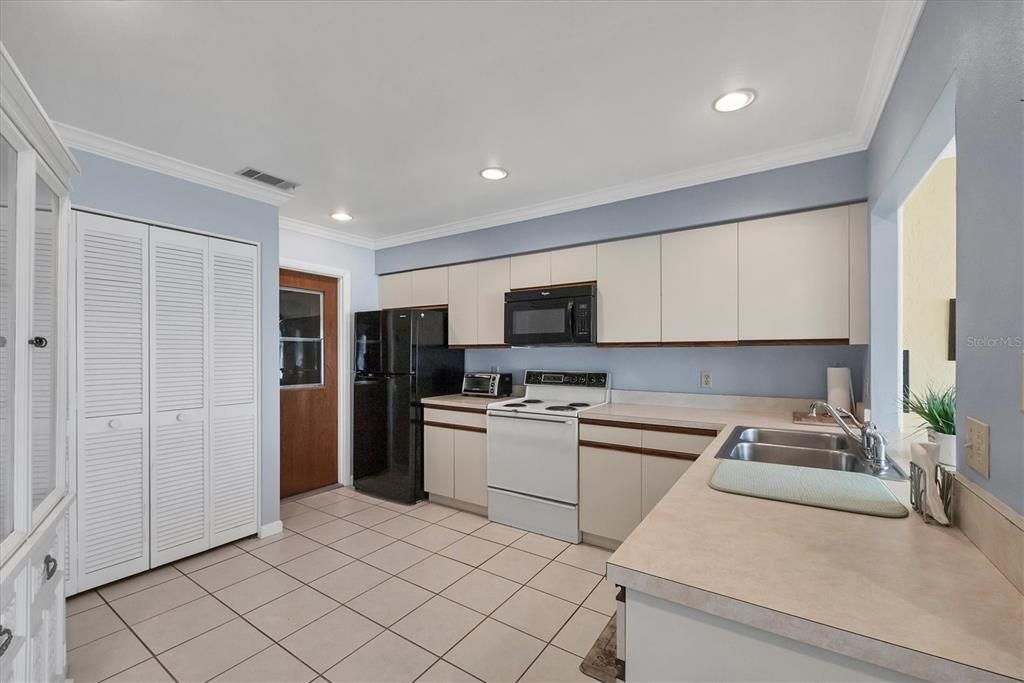 For Sale: $189,900 (2 beds, 2 baths, 1383 Square Feet)