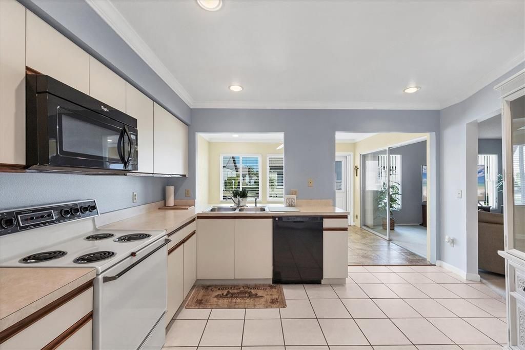 For Sale: $189,900 (2 beds, 2 baths, 1383 Square Feet)