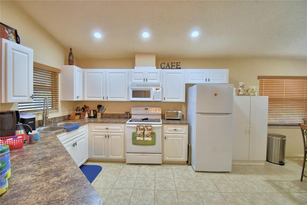 На продажу: $394,900 (4 спален, 2 ванн, 1669 Квадратных фут)