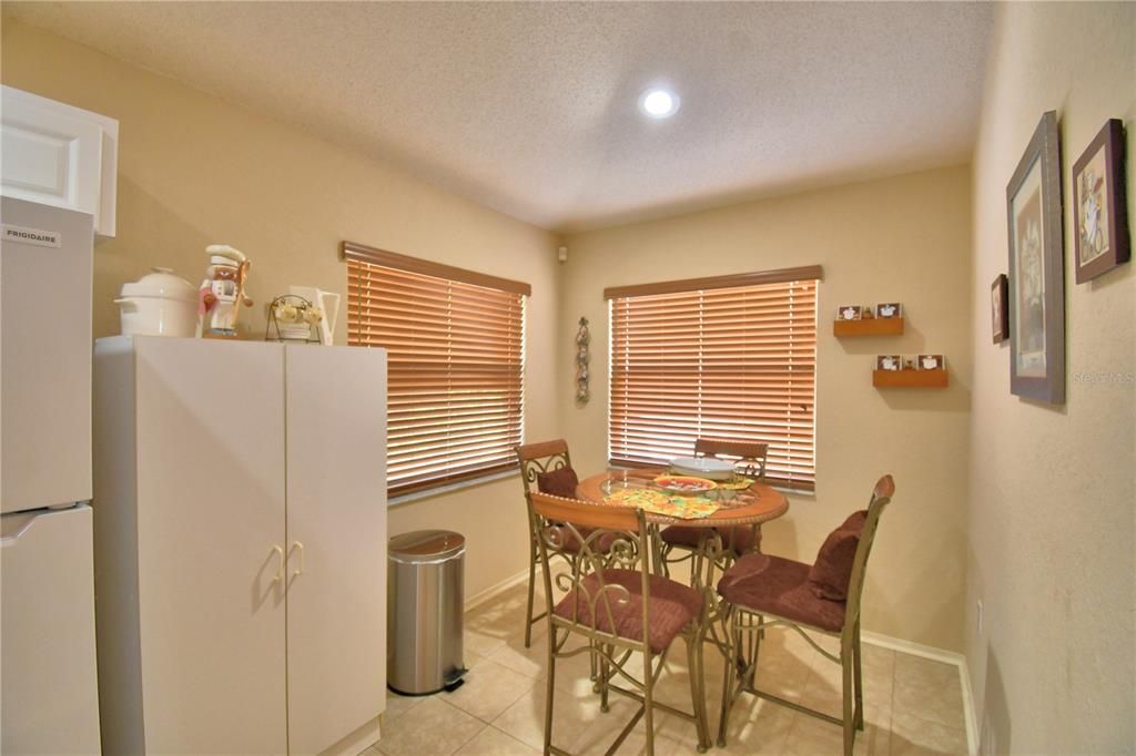 На продажу: $394,900 (4 спален, 2 ванн, 1669 Квадратных фут)