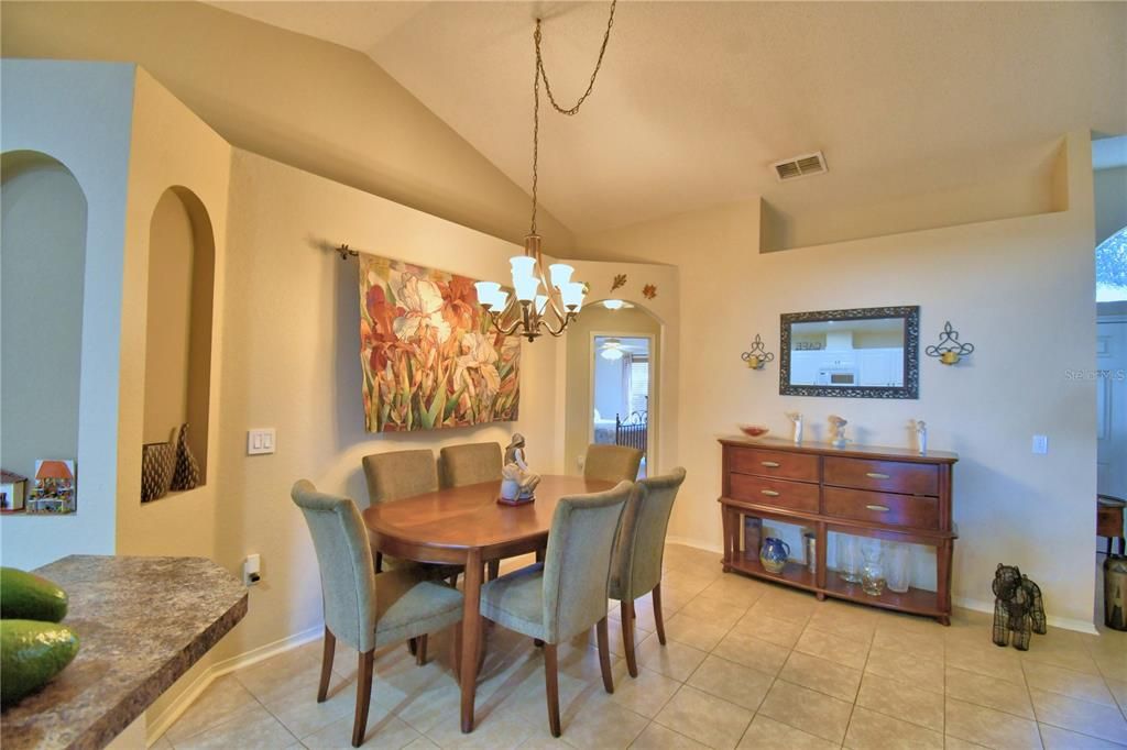 На продажу: $394,900 (4 спален, 2 ванн, 1669 Квадратных фут)