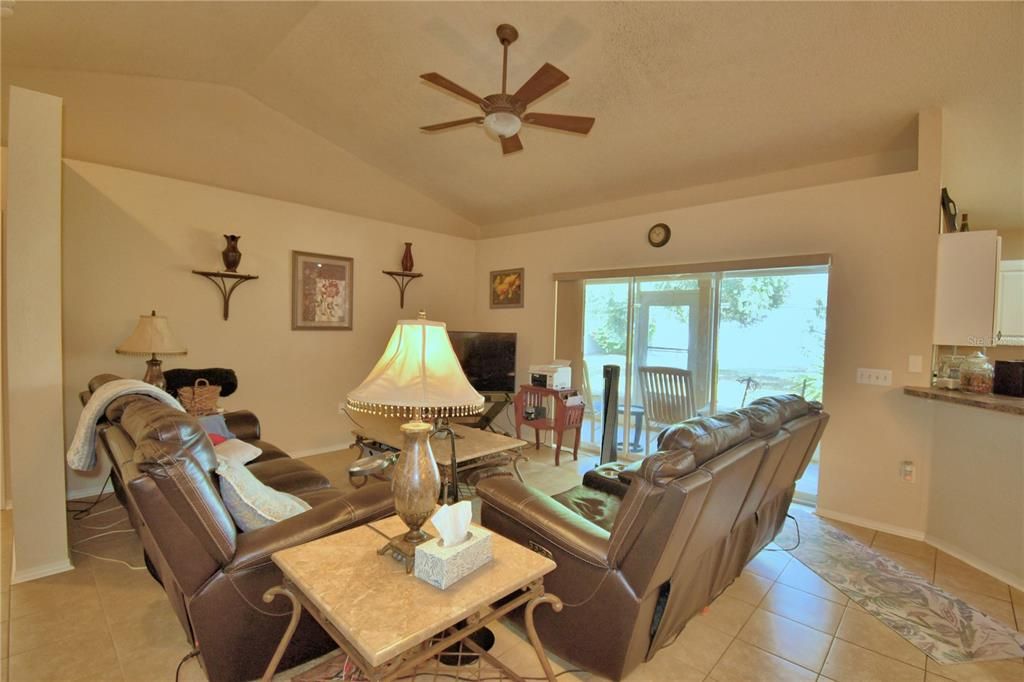 На продажу: $394,900 (4 спален, 2 ванн, 1669 Квадратных фут)