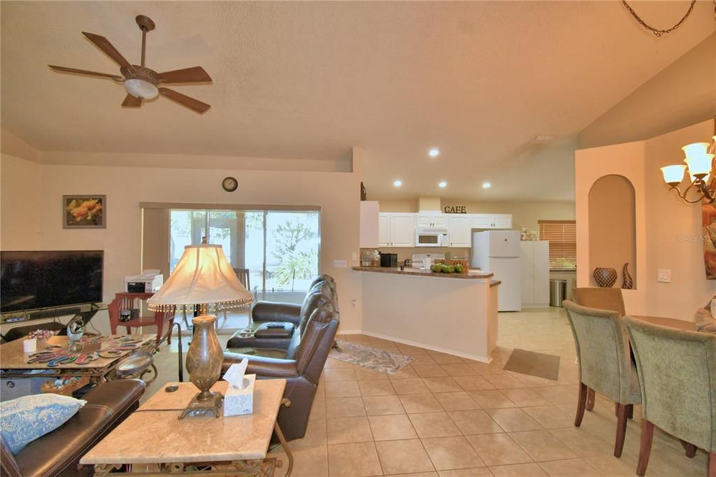 На продажу: $394,900 (4 спален, 2 ванн, 1669 Квадратных фут)