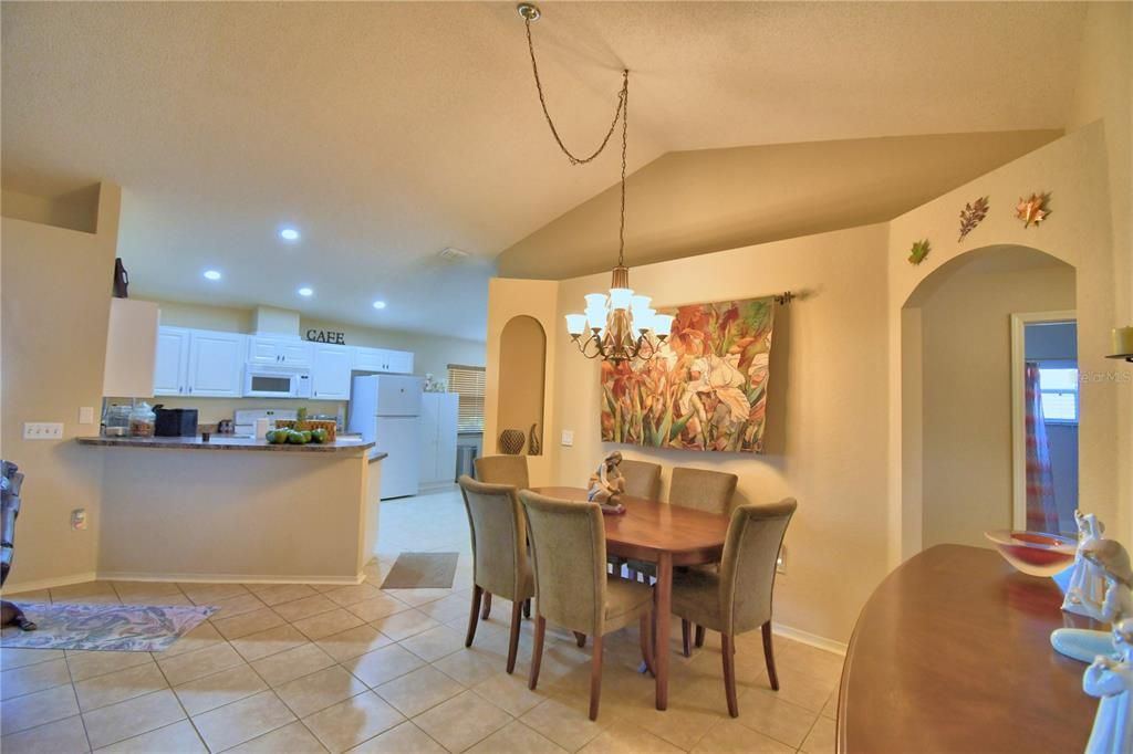 На продажу: $394,900 (4 спален, 2 ванн, 1669 Квадратных фут)