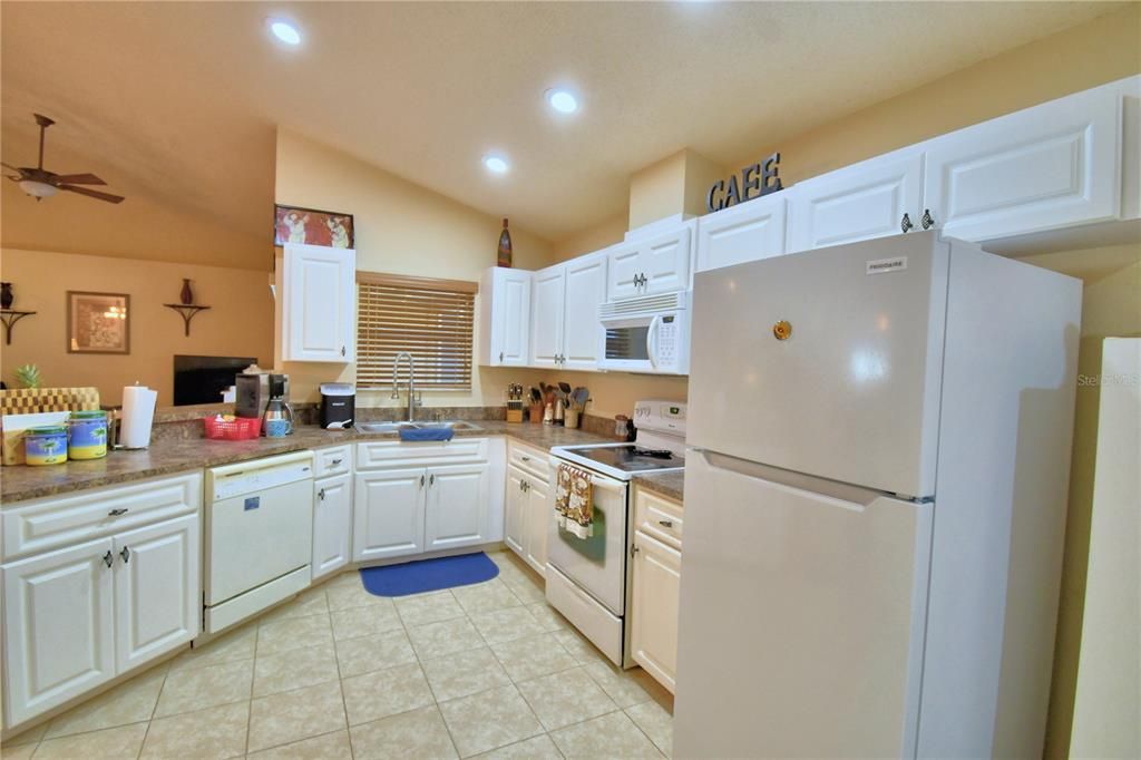 На продажу: $394,900 (4 спален, 2 ванн, 1669 Квадратных фут)