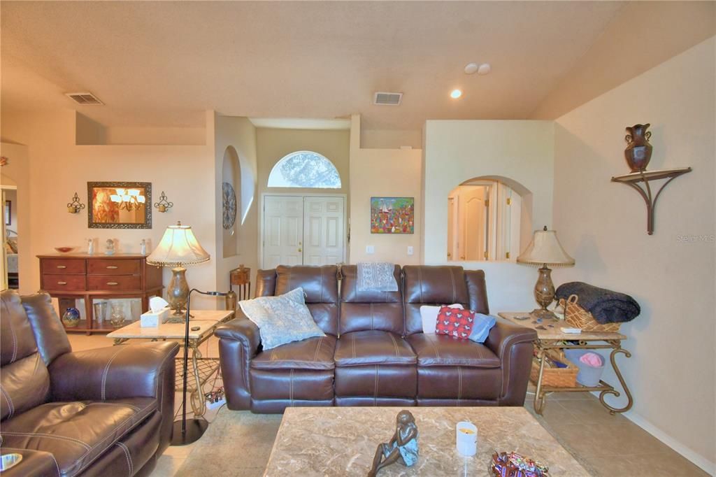 На продажу: $394,900 (4 спален, 2 ванн, 1669 Квадратных фут)